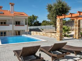 Wonderful villa in Ferreira do Zezere with private pool，位于Almogade的海滩短租房