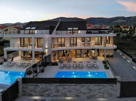 Luxury Beachfront Villa Sea Queen - Kastela，位于卡什泰拉的酒店