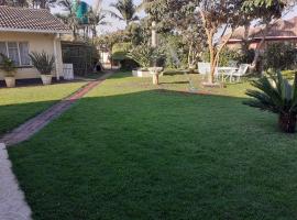 Beautiful 2-Bedroomed Guest Cottage in Harare，位于哈拉雷的乡村别墅