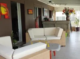 3 chambres privées dans un jardin d'hiver, garage voiture, vélos, motos
