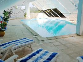 Villa spacieuse à Crastes avec piscine privée et vue montagne，位于Crastes的酒店