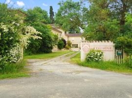 Villa de 4 chambres avec piscine privee jardin clos et wifi a Crastes，位于Crastes的别墅