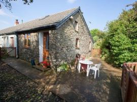 Inviting 2-Bed Cottage in Newcastle Emlyn，位于纽卡斯尔埃姆林的酒店