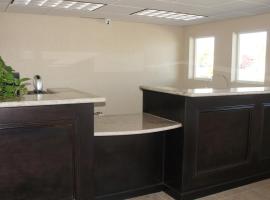 Apple Valley Hotel & Lodge