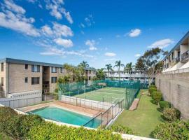 14 The Dunes large unit with pool tennis court and directly across from Fingal beach，位于芬加尔湾的酒店