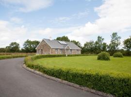 Inviting 4-Bed House in Strokestown，位于Grange的酒店