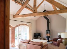 Swallow Barn at Millfields Farm Cottages，位于阿什伯恩的酒店