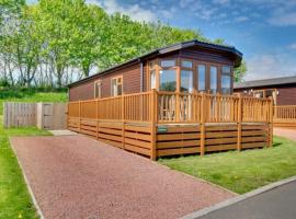 Stunning 3-Bed Hot Tub Lodge Northumberland，位于费尔顿的酒店