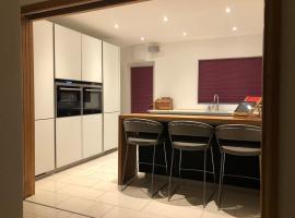 Discreet luxury Super house!，位于Gleann Maghair的酒店