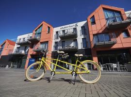 金郁金香格但斯克公寓酒店，位于格但斯克的带泳池的酒店