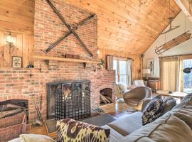 Upscale Montgomery Cabin, Near Jay Peak Resort!，位于Montgomery的酒店