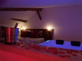 Escapade Veyloise-Nuit romantique-Spa-Champagne，位于Pont-de-Veyle梅肯高尔夫场附近的酒店