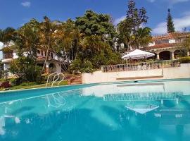 Linda Casa Condominio Miraflores，位于富萨加苏加的带泳池的酒店