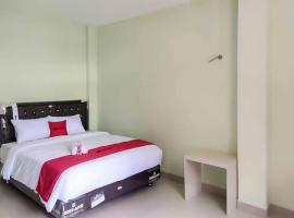 RedDoorz near Taman Wisata Alam Punti Kayu Palembang 2，位于Sukarami的酒店