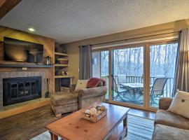 Cozy Bellaire Condo with Balcony - 3 Mi to Skiing!，位于Bellaire的酒店