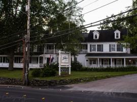 The stowe Inn &Tavern，位于斯托的酒店