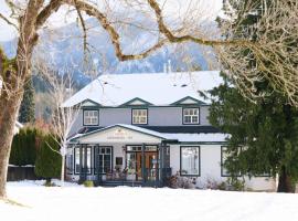 Courthouse Inn Revelstoke，位于雷夫尔斯托克的酒店