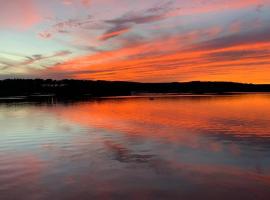 Waterfront Home with a View，位于格罗顿Monte Cristo Cottage附近的酒店