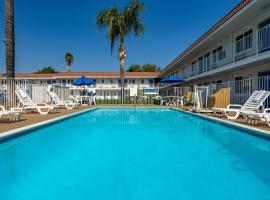 洛杉矶-范奈斯/诺斯希尔6号汽车旅馆，位于北山的带泳池的酒店