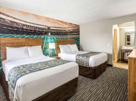 Clarion Pointe East Lansing University Area，位于东兰辛的酒店