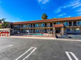 埃斯孔迪多市中心套房及伊克诺旅馆，位于埃斯孔迪多Palomar College附近的酒店