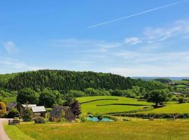 Cae Hedd Holiday Cottages in the heart of Monmouthshire，位于Llanfaenor白色城堡附近的酒店