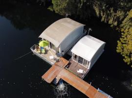 Floating House Embé Experience，位于卡斯特沃托诺的船屋