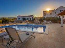 Villa Luisa Pucisca - 2 Häuser, 6 Schlafzimmer Insel Brac - Pool, Grill, Kamin, Tischtennis, Boccia，位于普契什查的酒店