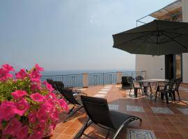 Terrazza di Rosa - sea view，位于普莱伊亚诺的酒店