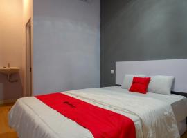 RedDoorz near Pasar Batang，位于北加浪岸的酒店
