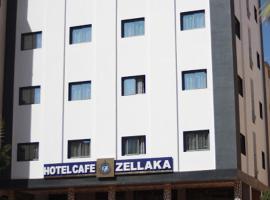ZELLAKA hôtel & café，位于胡里卜盖的带停车场的酒店