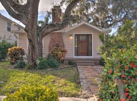 Bright Sarasota Bungalow - 5 Mi to Siesta Beach!，位于萨拉索塔的Spa酒店