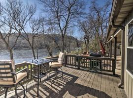 White River Fishing Escape with Deck and Patio!，位于Cotter的酒店