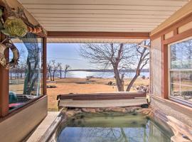 Cozy Lake Eufaula Hideaway with Fire Pit and Hot Tub!，位于Eufaula的酒店
