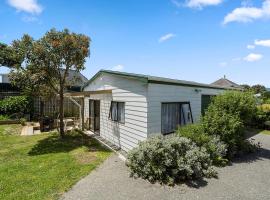 Searenity - Waikanae Beach Holiday Home，位于怀卡奈的度假屋