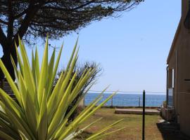 Villa au bord de mer, avec vue mer et accès plage，位于圣尼科劳的度假屋