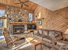 Lutsen Mountain Townhome - 2 Mi to Lake Superior!，位于卢森的酒店