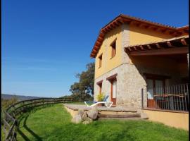 Villa in Gironella Sleeps 15 with Pool，位于希罗内利亚的酒店