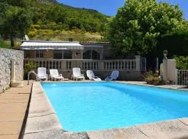 Appartement spacieux à La Roche-sur-le-Buis avec piscine privée.