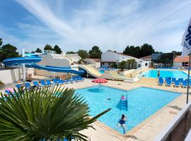 Bungalow charmant &agrave; Saint-Jean-de-Monts avec piscine partag&eacute;e，位于圣让-德蒙的简易别墅