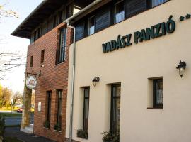 Vadász Panzió és Étterem，位于松博特海伊的酒店