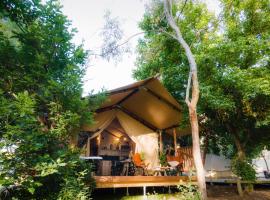 Castlemaine Gardens Luxury Safari Tents，位于卡斯尔梅恩的豪华帐篷