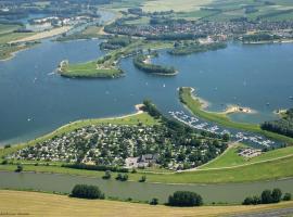 Recreatiepark Jachthaven De Veerstal Lathum - Luxe Chalet，位于Lathum的酒店