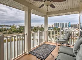 North Myrtle Beach Condo with Views Walk to Beach!，位于默特尔比奇Barefoot Resort Norman Golf Course附近的酒店