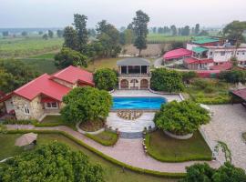 StayVista at Dudly Manor with Swimming Pool，位于德拉敦的酒店