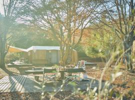 LOOF Tiny House Camp，位于笛吹市精进湖附近的酒店