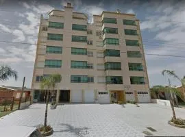 Apartamento na UBATUBA há 1 quadra do mar com AR