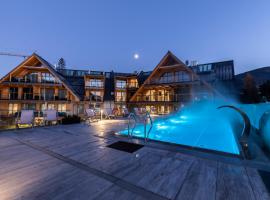 APARTHOTEL ROYAL RESORT SPA Zakopane，位于扎科帕内的带泳池的酒店