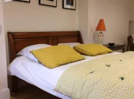 Chambre indépendante au Manoir de la Célinais côté cour