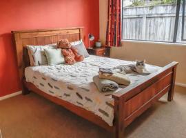 Quiet homestay, private room with own bathroom